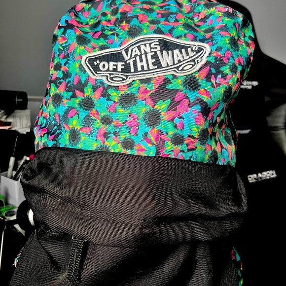 VANS OF THE WALL - Picture 2 of 4